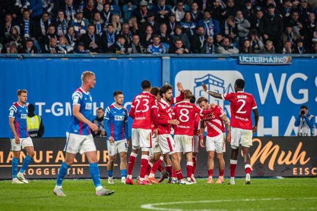 Rostock, Deutschland 30. September 2025: 3. Liga - 2025 2026 - FC Hansa Rostock vs. FC Energie Cottbus Im Bild: mitte verdeckt Erik Engelhardt (Energie Cottbus) jubelt nach seinem Tor zum 1:2 mit seinen Mannschaftskollegen, DFB regulations prohibit any use of photographs as image sequences and or quasi-video. Copyright: xFotostandx xVoelkerx