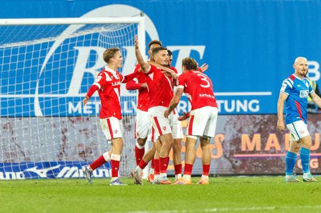 In der Mitte Nr.18 Erik Engelhardt (FCE) jubelt und feirt und trifft gegen Torwart Benjamin Uphoff (Rostock) zum 1:2; GER, FC Hansa Rostock vs. FC Energie Cottbus, Fußball, Männer, 3. Liga, 09.Spieltag, Spielzeit 2025 2026, 30.09.2025 Rostock Ostseestadion Mecklenburg - Vorpommern Deutschland