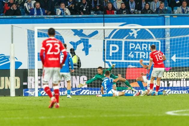 Nr.18 Erik Engelhardt (FCE) trifft gegen Torwart Benjamin Uphoff (Rostock) zum 1:2; GER, FC Hansa Rostock vs. FC Energie Cottbus, Fußball, Männer, 3. Liga, 09.Spieltag, Spielzeit 2025 2026, 30.09.2025 Rostock Ostseestadion Mecklenburg - Vorpommern Deutschland