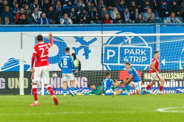 Nr.18 Erik Engelhardt (FCE) trifft gegen Torwart Benjamin Uphoff (Rostock) zum 1:2; GER, FC Hansa Rostock vs. FC Energie Cottbus, Fußball, Männer, 3. Liga, 09.Spieltag, Spielzeit 2025 2026, 30.09.2025 Rostock Ostseestadion Mecklenburg - Vorpommern Deutschland