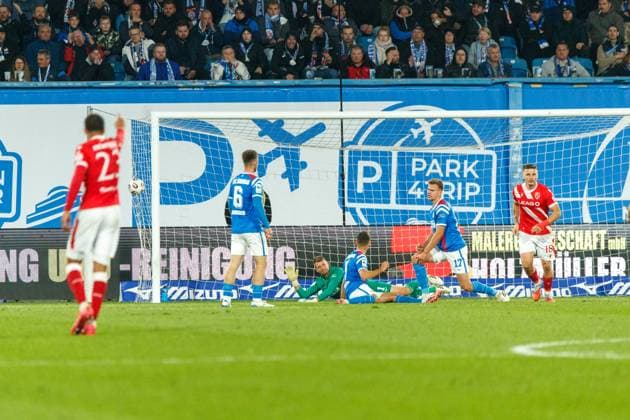 Nr.18 Erik Engelhardt (FCE) trifft gegen Torwart Benjamin Uphoff (Rostock) zum 1:2; GER, FC Hansa Rostock vs. FC Energie Cottbus, Fußball, Männer, 3. Liga, 09.Spieltag, Spielzeit 2025 2026, 30.09.2025 Rostock Ostseestadion Mecklenburg - Vorpommern Deutschland