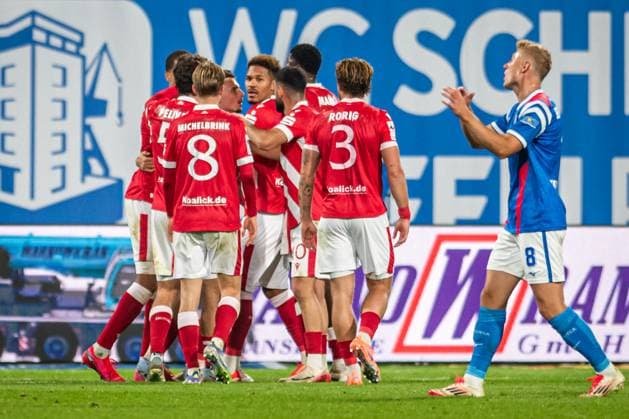 Rostock, Deutschland 30. September 2025: 3. Liga - 2025 2026 - FC Hansa Rostock vs. FC Energie Cottbus Im Bild: 4. v.li. Erik Engelhardt (Energie Cottbus) jubelt nach seinem Tor zum 1:2 mit seinen Mannschaftskollegen, DFB regulations prohibit any use of photographs as image sequences and or quasi-video. Copyright: xFotostandx xVoelkerx