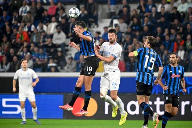 Atalanta v Club Brugge - UEFA Champions League BERGAMO, ITALY - SEPTEMBER 30 : Djimsiti Berat defender of Atalanta and Mechele Brandon defender of Club Brugge during the UEFA Champions League 2025 26 League Phase MD2 match between Atalanta and Club Brugge on September 30, 2025 in Bergamo, Italy, 30 09 2025 Bergamo Italy  Copyright: xPeterxDexVoechtx