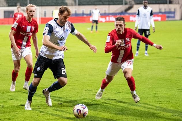Deutschland: Fussball 3. Liga, 9. Spieltag 2025 2026, TSV Havelse-Waldhof Mannheim am 30.09. in Hannover (Eilenriede-Stadion): Lukas Klünter (Waldhof Mannheim 24) Zweikampf mit Florian Riedel (TSV Havelse 39) Copyright: xSvenxHeidmannx