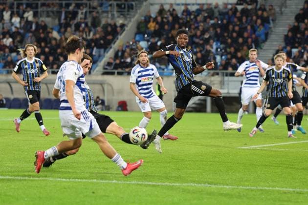 30.09.2025, xrekx, Fussball 3.Liga, 1.FC Saarbruecken - MSV Duisburg v.l. Jan-Simon Symalla (MSV Duisburg) Till Schumacher (1.FC Saarbruecken) Rodney Elongo-Yombo (1.FC Saarbruecken) (DFL DFB REGULATIONS PROHIBIT ANY USE OF PHOTOGRAPHS as IMAGE SEQUENCES and or QUASI-VIDEO) Saarbruecken