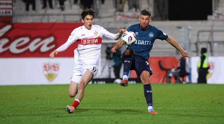 BAU 30.09.2025 Aspach Fußball VfB Stuttgart II vs. SV Wehen Wiesbaden, v.l. Efe Korkut (VfB II), Jordy Steven Gillekens (Wiesbaden)