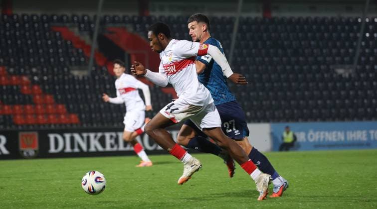 BAU 30.09.2025 Aspach Fußball VfB Stuttgart II vs. SV Wehen Wiesbaden, v.l. Mohamed Sankoh (VfB II), Jordy Steven Gillekens (Wiesbaden)