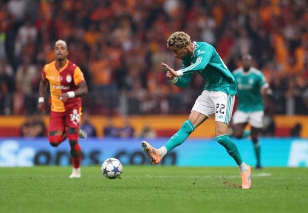 Hugo Ekitike of Liverpool passes the ball Galatasaray v Liverpool, UEFA Champions League, Group Stage, Football, RAMS Park, Istanbul, Turkey - 30 Sep 2025Istanbul RAMS Park Turkey EDITORIAL USE ONLY No use with unauthorised audio, video, data, fixture lists, club league logos or live services. Online in-match use limited to 120 images, no video emulation. No use in betting, games or single club league player publications. Copyright: xRaddadxJebarah Shutterstockx 15504034ae