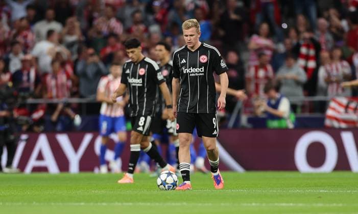30.09.2025, Fussball UEFA Champions League, Atletico Madrid - Eintracht Frankfurt, v.l., Jonathan Burkardt (Eintracht Frankfurt) enttaeuscht, enttaeuscht schauend, dissapointed, traurig, frustiert, frust, gefrustet DFL DFB REGULATIONS PROHIBIT ANY USE OF PHOTOGRAPHS AS IMAGE SEQUENCES AND OR QUASI-VIDEO. xdcx Copyright: HMBxMedia Claus
