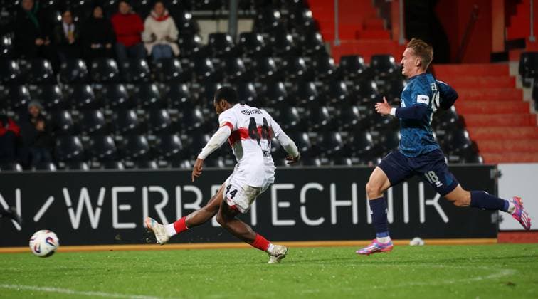 BAU 30.09.2025 Aspach Fußball VfB Stuttgart II vs. SV Wehen Wiesbaden, v.l. Mohamed Sankoh (VfB II) vergibt kurz vor Schluss eine Chance, Fabian Greilinger (Wiesbaden)