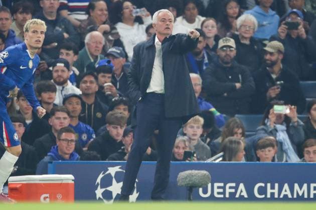 JosÃ Mourinho, Head Coach of SL Benfica is pictured during the match pointing Chelsea FC v SL Benfica, Football, UEFA Champions League - League Stage, Stamford Bridge, London, UK, 30 09 25 Editorial use only  Copyright: xAnthonyxHanc Shutterstockx 15511739g