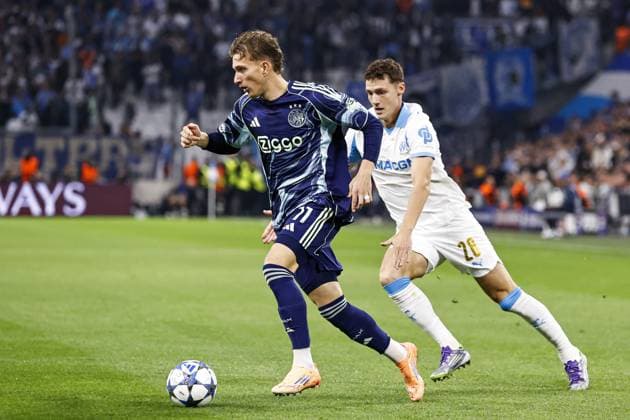 MARSEILLE - (l-r) Mika Godts of Ajax, Benjamin Pavard of Olympique Marseille during the UEFA Champions League match between Olympique Marseille and Ajax at the Stade Velodrome on September 30, 2025, in Marseille, France. ANP MAURICE VAN STEEN xVIxANPxSportx xxANPxIVx 537968731 originalFilename: 537968731.jpg