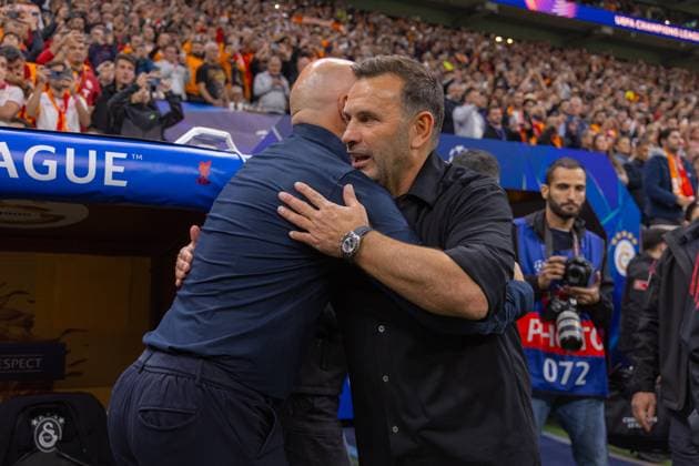 Football - UEFA Champions League - League Phase - Galatasaray A.Åž v Liverpool FC ISTANBUL, TURKEY - Tuesday, September 30, 2025: Liverpool s head coach Arne Slot and Galatasaray s head coach Okan Buruk meeting before the UEFA Champions League match between Galatasaray A.Åž. and Liverpool FC at the Ali Sami Yen Stadium. (Photo by David Rawcliffe Propaganda) ISTANBUL Ali Sami Yen Stadium MARMARA TURKEY  Copyright: xDavidxRawcliffex P2025-09-30-Galatasaray_Liverpool-30