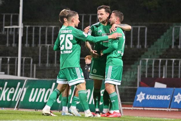 30.09.2025, xpfrx, Fussball Regionalliga Suedwest, FC Homburg - TSV Schott Mainz v.l. Minos Gouras, Tim Steinmetz, Frederic Baum, Armend Qenaj (Homburg) bejubeln den Treffer zum 2:0 (DFL DFB REGULATIONS PROHIBIT ANY USE OF PHOTOGRAPHS as IMAGE SEQUENCES and or QUASI-VIDEO) Homburg