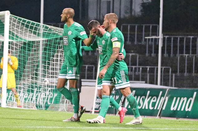 30.09.2025, xpfrx, Fussball Regionalliga Suedwest, FC Homburg - TSV Schott Mainz v.l. Steffen Nkansah, Armend Qenaj, Mart Ristl (Homburg) bejubeln den Treffer zum 2:0 (DFL DFB REGULATIONS PROHIBIT ANY USE OF PHOTOGRAPHS as IMAGE SEQUENCES and or QUASI-VIDEO) Homburg