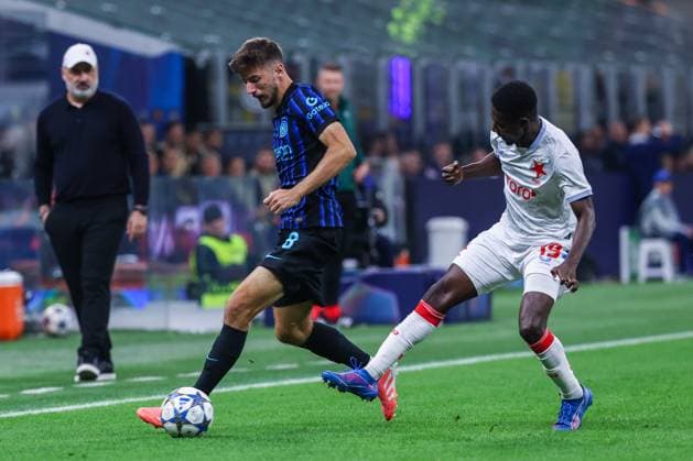 FC Internazionale vs SK Slavia Praha - UEFA Champions League 2025 26 League Phase - Matchday2 - 30 09 2025 Petar Sucic of FC Internazionale competes for the ball with Murphy Dorley of SK Slavia Praha during UEFA Champions League 2025 26 League Phase - Matchday2 football match between FC Internazionale and SK Slavia Praha at San Siro Stadium Copyright: xBEAUTIFULxSPORTS Carabellix
