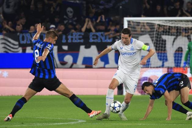 Atalanta v Club Brugge - UEFA Champions League BERGAMO, ITALY, SEPTEMBER 30: Hans Vanaken (C), of Club Brugge, is challenged by Mario Pasalic (L) and Lazar Samardzic (R), of Atalanta, during the League phase UEFA Champions League football match between Atalanta and Club Brugge at the Stadio di Bergamo, Italy, on September 30, 2025. Riccardo De Luca Anadolu Bergamo Italy. Editorial use only. Please get in touch for any other usage.  Copyright: x2025xAnadoluxRiccardoxDexLucax