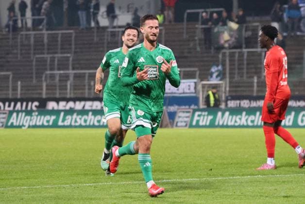30.09.2025, Fussball, Herren, Regionalliga Südwest, Saison 2025 2026, FC 08 Homburg - TSV Schott Mainz, Torjubel zum 2:0, Torschütze: Armend Qenaj (FC 08 Homburg) Homburg Waldstadion Saarland Deutschland (DEU) Copyright: xSebastianxBachx