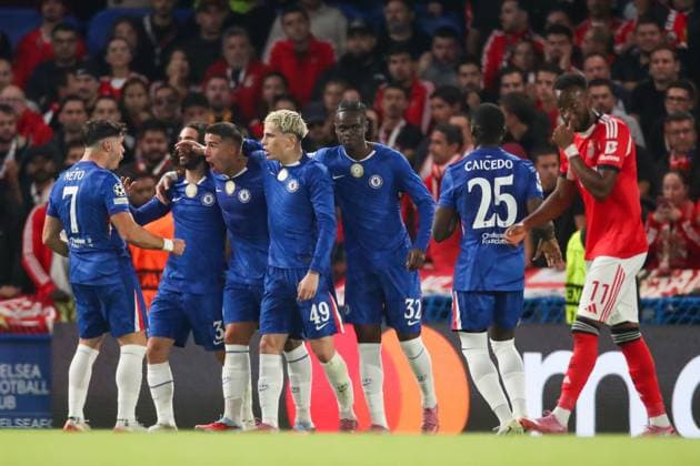 Chelsea players celebrate as Richard Rios of Benfica scores an own goal, to put Chelsea up 1-0 Chelsea FC v SL Benfica, Football, UEFA Champions League - League Stage, Stamford Bridge, London, UK, 30 09 25 Editorial use only  Copyright: xAnthonyxHanc Shutterstockx 15511739j