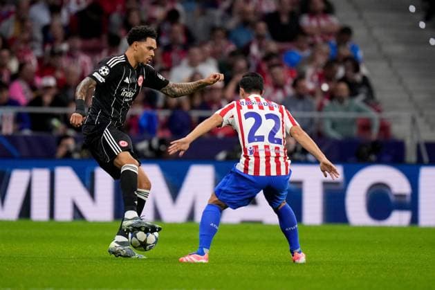 30.09.2025, xjhx, Fussball UEFA Champions League, Atletico Madrid - Eintracht Frankfurt v.l. Nnamdi Collins (Eintracht Frankfurt) Giacomo Raspadori (Atletico Madrid) Zweikampf, Aktion, action, battle for the ball (UEFA REGULATIONS PROHIBIT ANY USE OF PHOTOGRAPHS as IMAGE SEQUENCES and or QUASI-VIDEO) Madrid