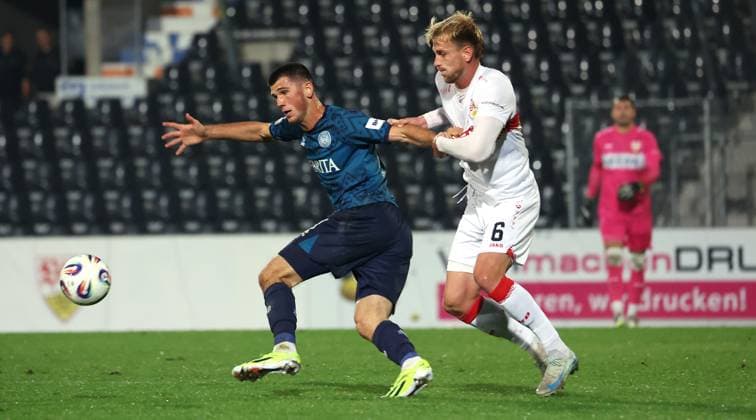 BAU 30.09.2025 Aspach Fußball VfB Stuttgart II vs. SV Wehen Wiesbaden, v.l. Moritz Flotho (Wiesbaden), Alexander Groiß (VfB II)