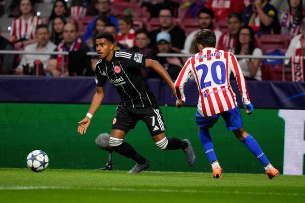 30.09.2025, xjhx, Fussball UEFA Champions League, Atletico Madrid - Eintracht Frankfurt v.l. Ansgar Knauff (Eintracht Frankfurt) Guiliano Simeone (Atletico Madrid) Zweikampf, Aktion, action, battle for the ball (UEFA REGULATIONS PROHIBIT ANY USE OF PHOTOGRAPHS as IMAGE SEQUENCES and or QUASI-VIDEO) Madrid