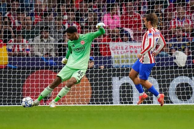 30.09.2025, xjhx, Fussball UEFA Champions League, Atletico Madrid - Eintracht Frankfurt v.l. Kaua Santos (Eintracht Frankfurt) Antoine Griezmann (Atletico Madrid) Zweikampf, Aktion, action, battle for the ball (UEFA REGULATIONS PROHIBIT ANY USE OF PHOTOGRAPHS as IMAGE SEQUENCES and or QUASI-VIDEO) Madrid