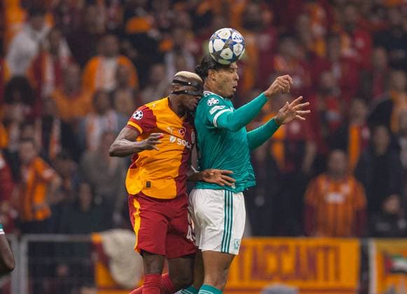 Football - UEFA Champions League - League Phase - Galatasaray A.Åž v Liverpool FC ISTANBUL, TURKEY - Tuesday, September 30, 2025: Liverpool s captain Virgil van Dijk challenges for a header with Galatasaray s Victor Osimhen during the UEFA Champions League match between Galatasaray A.Åž. and Liverpool FC at the Ali Sami Yen Stadium. (Photo by David Rawcliffe Propaganda) ISTANBUL Ali Sami Yen Stadium MARMARA TURKEY  Copyright: xDavidxRawcliffex P2025-09-30-Galatasaray_Liverpool-35