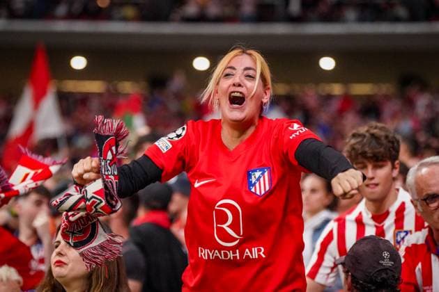 UEFA Champions League 2025 26, 2. Spieltag - Atletico Madrid vs Eintracht Frankfurt - Riyadh Air Metropolitano (Madrid, Spanien): Tor und Torjubel zum 1:0 durch Giacomo Raspadori (Atletico Madrid, 22) Freude, Emotionen, Jubel bei den Fans. Copyright: xJOERANxSTEINSIEKx