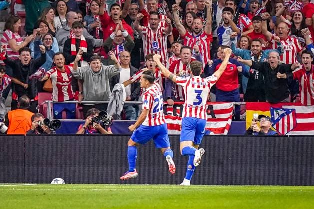 UEFA Champions League 2025 26, 2. Spieltag - Atletico Madrid vs Eintracht Frankfurt - Riyadh Air Metropolitano (Madrid, Spanien): Tor und Torjubel zum 1:0 durch Giacomo Raspadori (Atletico Madrid, 22) Freude, Emotionen, Jubel bei den Fans. Copyright: xJOERANxSTEINSIEKx