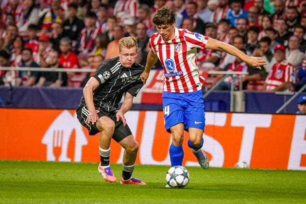 UEFA Champions League 2025 26, 2. Spieltag - Atletico Madrid vs Eintracht Frankfurt - Riyadh Air Metropolitano (Madrid, Spanien): Jonathan Burkardt (Eintracht Frankfurt, 9) und Robin Le Normand (Atletico Madrid, 24) im Zweikampf Copyright: xJOERANxSTEINSIEKx