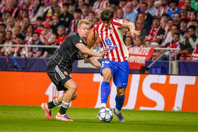 UEFA Champions League 2025 26, 2. Spieltag - Atletico Madrid vs Eintracht Frankfurt - Riyadh Air Metropolitano (Madrid, Spanien): Jonathan Burkardt (Eintracht Frankfurt, 9) und Robin Le Normand (Atletico Madrid, 24) im Zweikampf Copyright: xJOERANxSTEINSIEKx