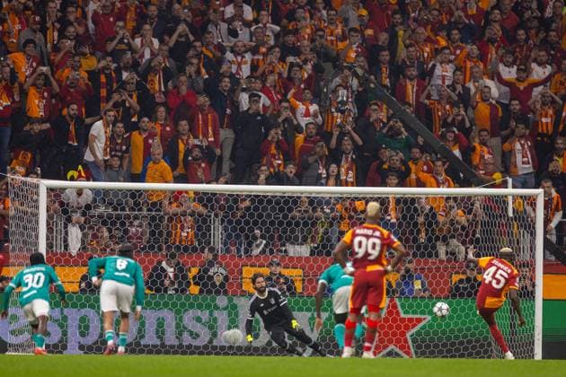 Football - UEFA Champions League - League Phase - Galatasaray A.Åž v Liverpool FC ISTANBUL, TURKEY - Tuesday, September 30, 2025: Galatasaray s Victor Osimhen scores his side s first goal through a penalty kick as goalkeeper Alisson Becker dives the wrong way during the UEFA Champions League match between Galatasaray A.Åž. and Liverpool FC at the Ali Sami Yen Stadium. (Photo by David Rawcliffe Propaganda) ISTANBUL Ali Sami Yen Stadium MARMARA TURKEY  Copyright: xDavidxRawcliffex P2025-09-30-Galatasaray_Liverpool-37