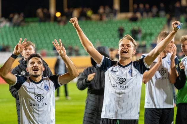 Deutschland: Fussball 3. Liga, 9. Spieltag 2025 2026, TSV Havelse-Waldhof Mannheim am 30.09. in Hannover (Eilenriede-Stadion): Die Mannschaft des SV Waldhof Mannheim feiert den 3:2 Auswärtssieg mit den Fans Copyright: xSvenxHeidmannx