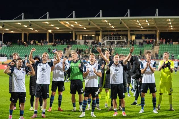 Deutschland: Fussball 3. Liga, 9. Spieltag 2025 2026, TSV Havelse-Waldhof Mannheim am 30.09. in Hannover (Eilenriede-Stadion): Die Mannschaft des SV Waldhof Mannheim feiert den 3:2 Auswärtssieg mit den Fans Copyright: xSvenxHeidmannx