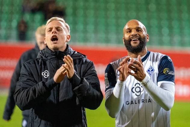 Deutschland: Fussball 3. Liga, 9. Spieltag 2025 2026, TSV Havelse-Waldhof Mannheim am 30.09. in Hannover (Eilenriede-Stadion): Die Mannschaft des SV Waldhof Mannheim feiert den 3:2 Auswärtssieg mit den Fans Copyright: xSvenxHeidmannx