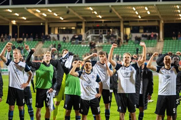 Deutschland: Fussball 3. Liga, 9. Spieltag 2025 2026, TSV Havelse-Waldhof Mannheim am 30.09. in Hannover (Eilenriede-Stadion): Die Mannschaft des SV Waldhof Mannheim feiert den 3:2 Auswärtssieg mit den Fans Copyright: xSvenxHeidmannx