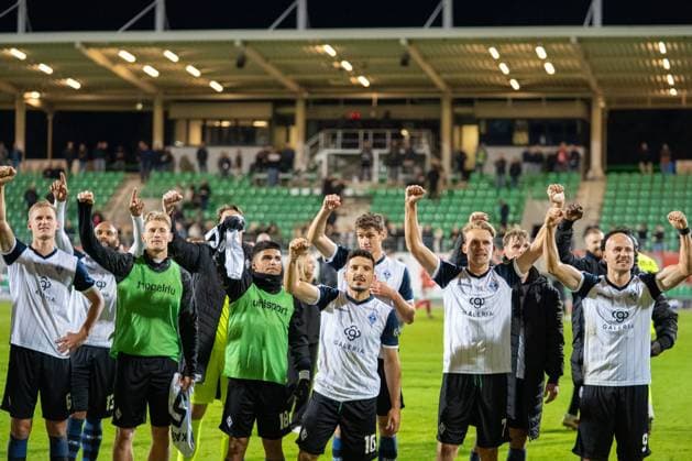 Deutschland: Fussball 3. Liga, 9. Spieltag 2025 2026, TSV Havelse-Waldhof Mannheim am 30.09. in Hannover (Eilenriede-Stadion): Die Mannschaft des SV Waldhof Mannheim feiert den 3:2 Auswärtssieg mit den Fans Copyright: xSvenxHeidmannx