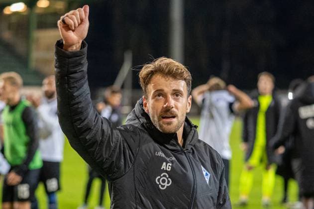 Deutschland: Fussball 3. Liga, 9. Spieltag 2025 2026, TSV Havelse-Waldhof Mannheim am 30.09. in Hannover (Eilenriede-Stadion): Die Mannschaft des SV Waldhof Mannheim feiert den 3:2 Auswärtssieg mit den Fans Copyright: xSvenxHeidmannx