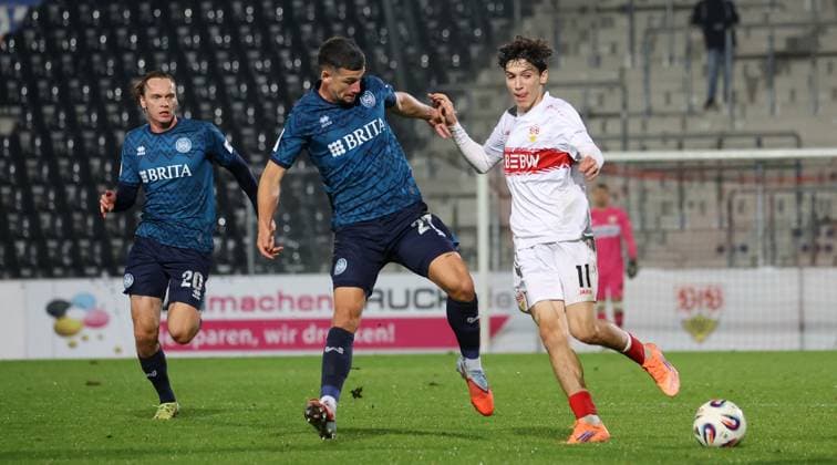 BAU 30.09.2025 Aspach Fußball VfB Stuttgart II vs. SV Wehen Wiesbaden, v.l. Ryan Nils Johansson , Jordy Steven Gillekens (Wiesbaden), Efe Korkut (VfB II)