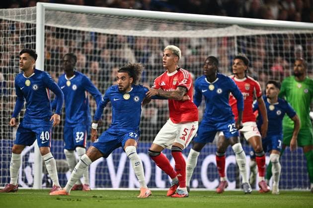 GB, London - 30 September 2025: Malo Gusto of Chelsea F.C. and Enzo Barrenechea of S.L. Benfica during the match between Chelsea FC and S.L. Benfica in UEFA Champions League 2025 26 League Phase MD2 at Stamford Bridge stadium in London, England. Photo Sebastian Frej Chelsea vs. S.L. Benfica - UEFA Champions League 2025 26 League Phase MD2 Copyright: xSebastianxFrejx