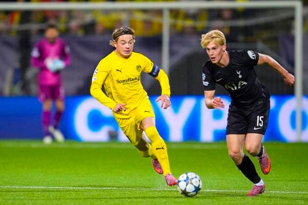 UEFA Champions League 2025 2026 Bodo Glimt Tottenham Bodo 20250930 Bodo Glimts Patrick Berg left and Tottenhams Lucas Bergvall during the Champions League match between Bodo Glimt and Tottenham at Aspmyra Stadium Photo Lise Aserud NTB Bodo Norway EDITORIAL USE ONLY RESTRICTED USE FOR BETTING COMPANIES  Copyright: xLisexAserudx xNTBx