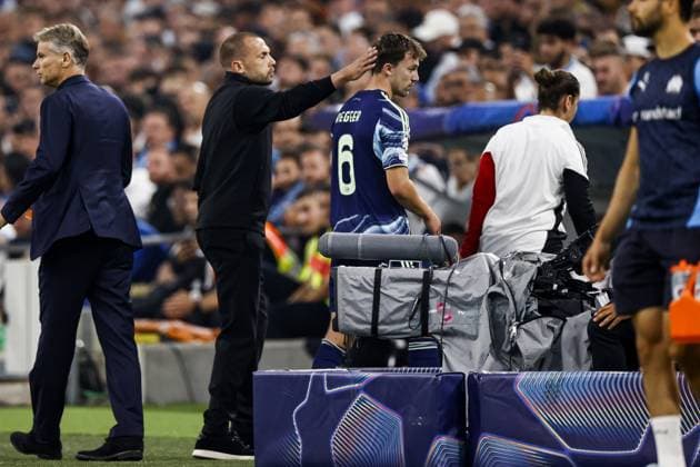 MARSEILLE (l-r) Ajax coach Johnny Heitinga, Youri Regeer of Ajax leaves the field with an injury during the UEFA Champions League match between Olympique Marseille and Ajax at the Stade Velodrome on September 30, 2025, in Marseille, France. ANP MAURICE VAN STEEN xVIxANPxSportx xxANPxIVx 537970379 originalFilename: 537970379.jpg