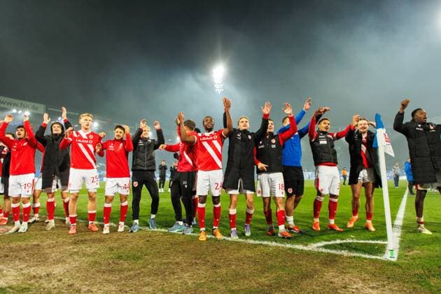 Siegjubel und Freude bei den Cottbus Spielern nach dem Spiel vor dem Gästeblock; GER, FC Hansa Rostock vs. FC Energie Cottbus, Fußball, Männer, 3. Liga, 09.Spieltag, Spielzeit 2025 2026, 30.09.2025 Rostock Ostseestadion Mecklenburg - Vorpommern Deutschland