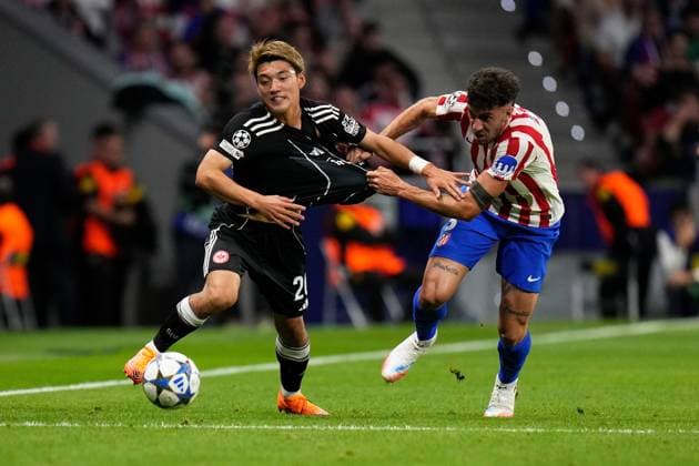 30.09.2025, xjhx, Fussball UEFA Champions League, Atletico Madrid - Eintracht Frankfurt v.l. Ritsu Doan (Eintracht Frankfurt) Matteo Ruggeri (Atletico Madrid) Zweikampf, Aktion, action, battle for the ball (UEFA REGULATIONS PROHIBIT ANY USE OF PHOTOGRAPHS as IMAGE SEQUENCES and or QUASI-VIDEO) Madrid