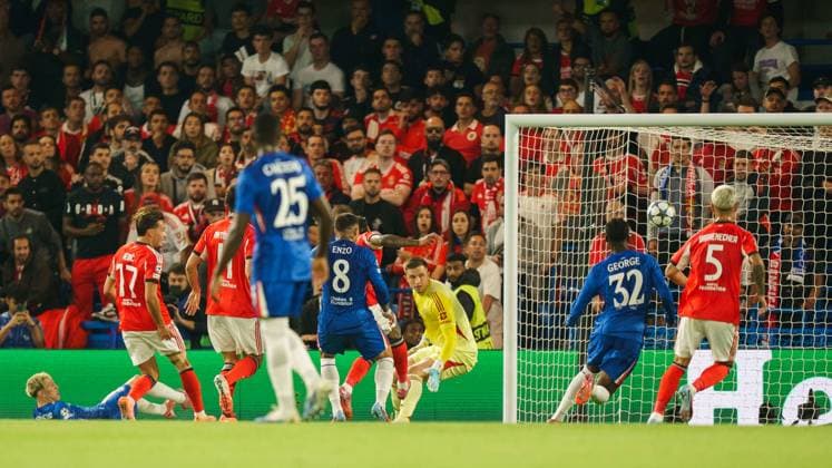 Chelsea FC v SL Benfica, Champions League Richard Rios of Benfica scoring an own goal during the Chelsea FC v SL Benfica UEFA Champions League Round One League Stage match at Stamford Bridge, London, England, United Kingdom on 30 September 2025 Credit: Dylan Hepworth Every Second Media Editorial use only. All images are copyright Every Second Media Limited. No images may be reproduced without prior permission. Copyright: xIMAGO EveryxSecondxMediax ESM-1604-0046 DylanxHepworthx xEveryxSecondxMediax