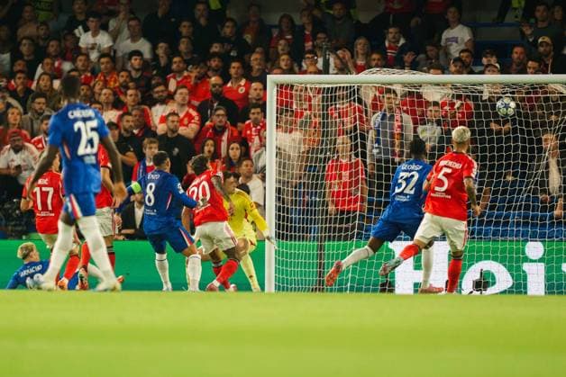 Chelsea FC v SL Benfica, Champions League Richard Rios of Benfica scoring an own goal during the Chelsea FC v SL Benfica UEFA Champions League Round One League Stage match at Stamford Bridge, London, England, United Kingdom on 30 September 2025 Credit: Dylan Hepworth Every Second Media Editorial use only. All images are copyright Every Second Media Limited. No images may be reproduced without prior permission. Copyright: xIMAGO EveryxSecondxMediax ESM-1604-0047 DylanxHepworthx xEveryxSecondxMediax