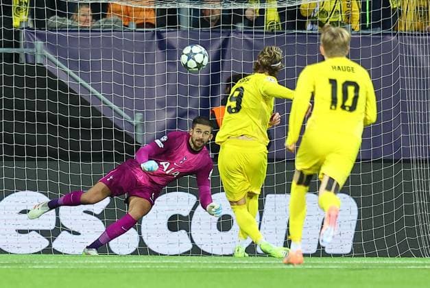 Kasper Hogh of Bodo Glimt shoots high from penalty kick FK Bodo Glimt v Tottenham Hotspur, UEFA Champions League, Group Stage, Football, Aspmyra Stadion, Bodo, Norway - 30 Sep 2025Bodo Aspmyra Stadion Norway EDITORIAL USE ONLY No use with unauthorised audio, video, data, fixture lists, club league logos or live services. Online in-match use limited to 120 images, no video emulation. No use in betting, games or single club league player publications. Copyright: xMichaelxZemanek Shutterstockx 15504026w