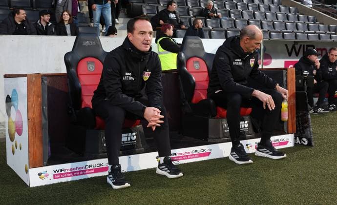 BAU 30.09.2025 Aspach Fußball VfB Stuttgart II vs. SV Wehen Wiesbaden, v.l. Trainer Nico Willig, Co-Trainer Oliver Barth (VfB II)