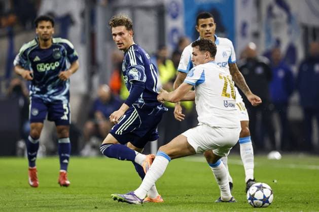 MARSEILLE - (l-r) Mika Godts of Ajax, Benjamin Pavard of Olympique Marseille during the UEFA Champions League match between Olympique Marseille and Ajax at the Stade Velodrome on September 30, 2025, in Marseille, France. ANP MAURICE VAN STEEN xVIxANPxSportx xxANPxIVx 537970906 originalFilename: 537970906.jpg